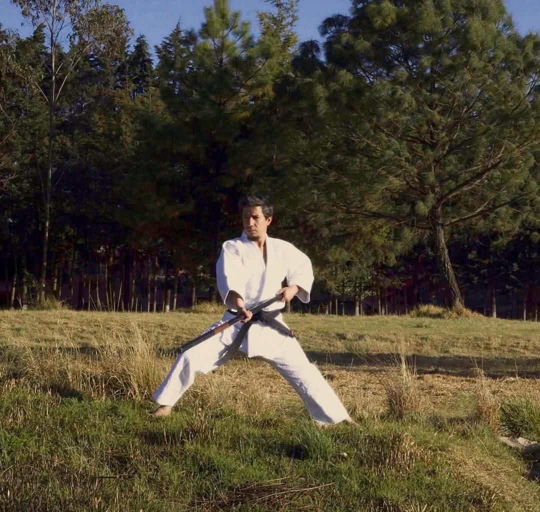 Alejandro Zamorano García con arma de madera en entrenamiento al aire libre