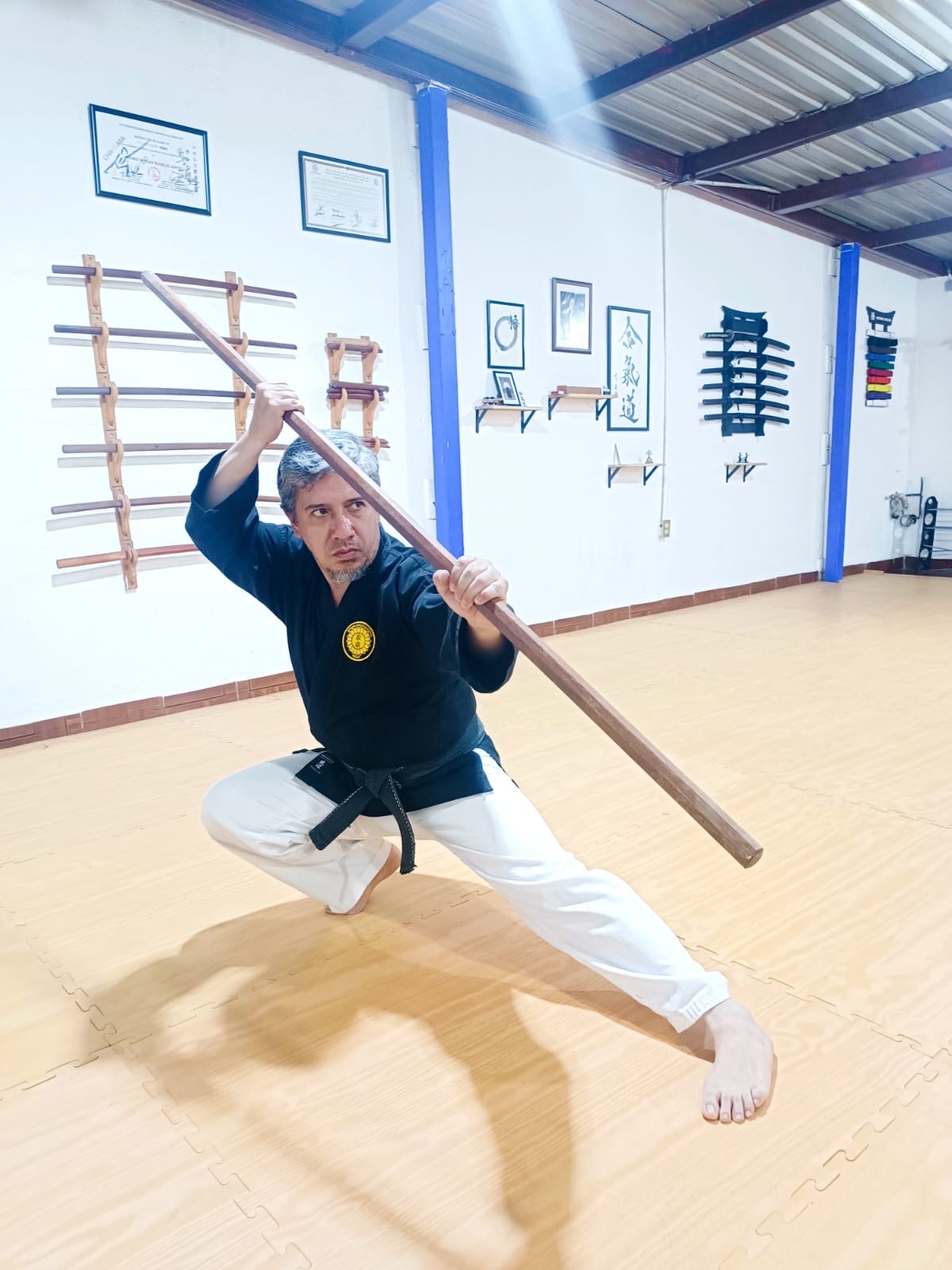 Alejandro Zamorano García, Branch Chief de IOKK México, con bō en el dojo
