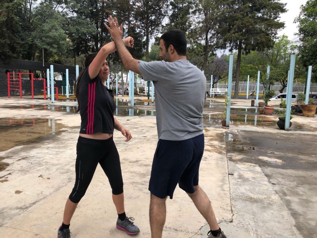 Práctica de defensa personal al aire libre en Ittai Dojo