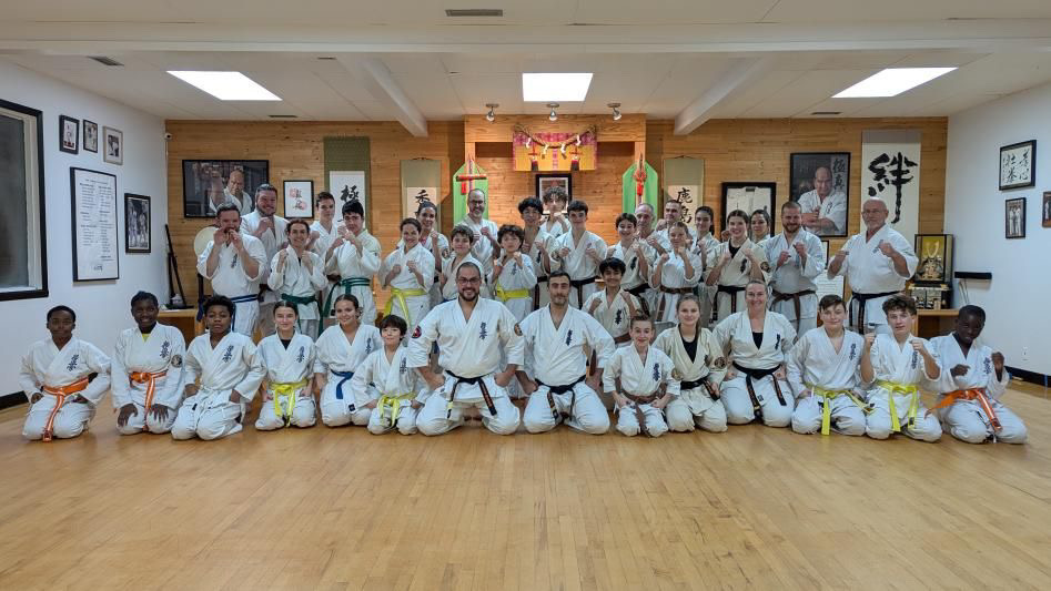 Foto de grupo en el dojo de Shihan Hugo Pérez en Montreal